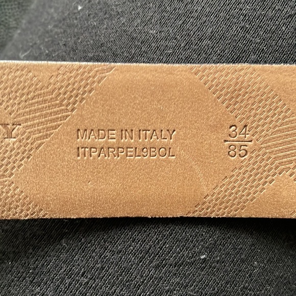 Burberry black leather belt size 34, scratches on metal but can be buffed out - Picture 5 of 5